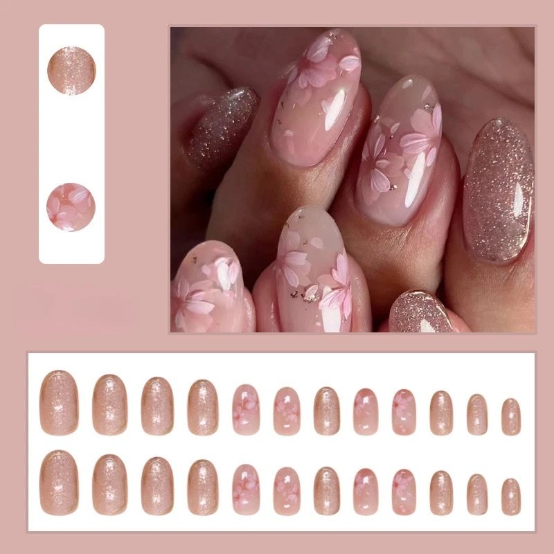 Uñas press on rosa con flores y brillos dorados almendra