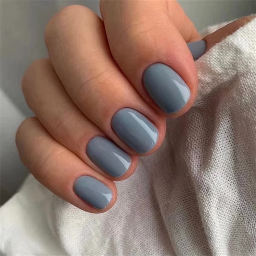 Uñas press on azul acero semi ovalada
